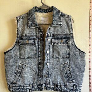 Denim crop Vest, light wash, Sherpa lined. NWOT